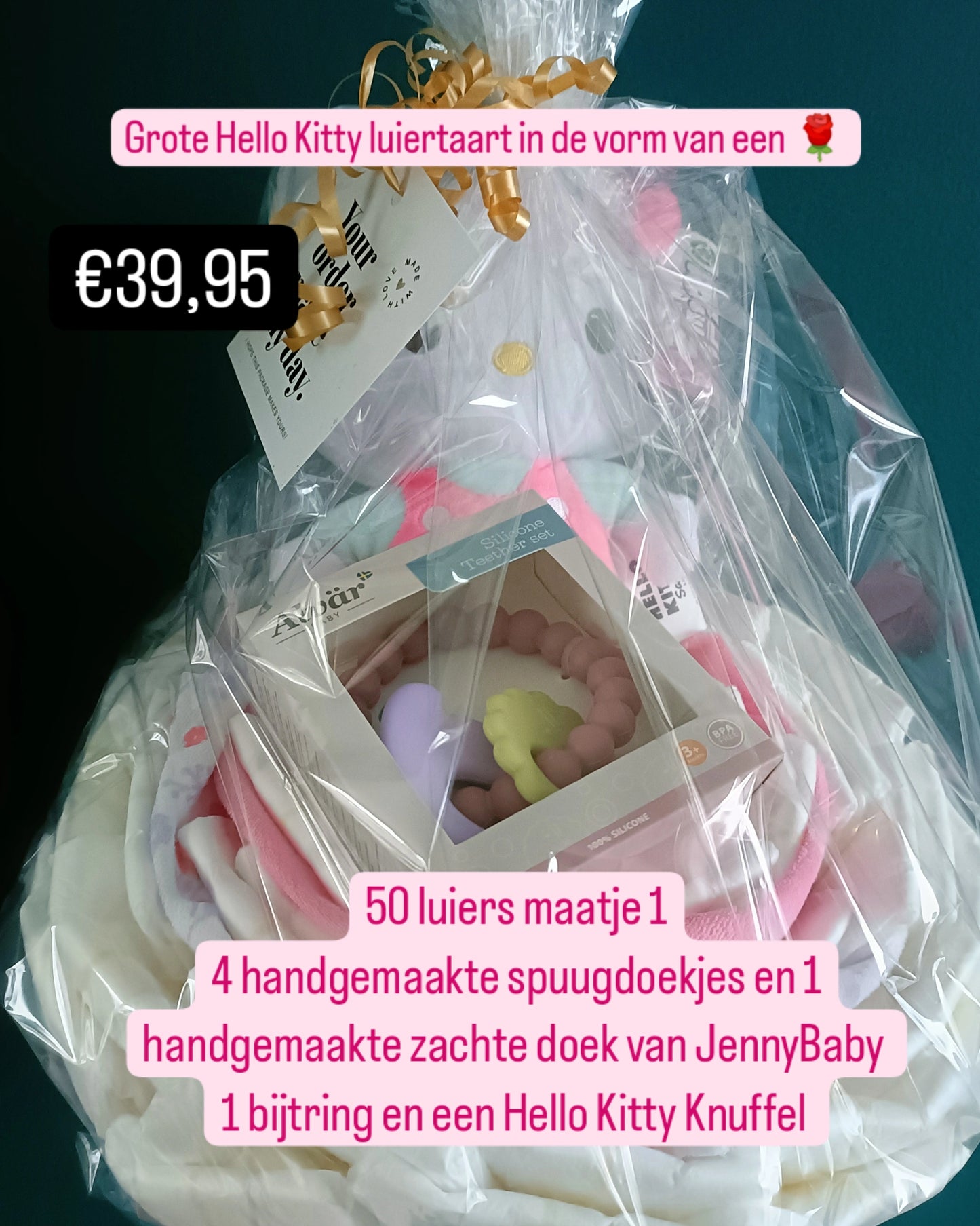 Grote Hello Kitty luiertaart in roos vorm.